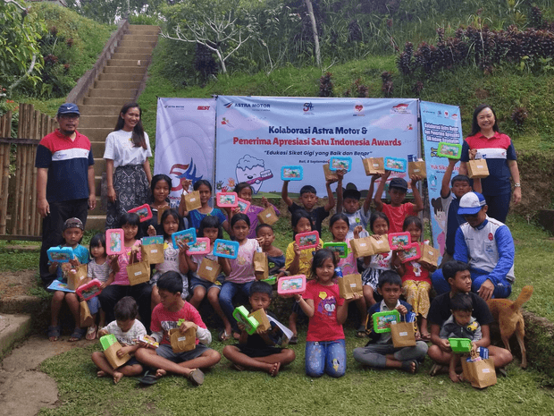 Bagikan 540 Sikat Gigi Anak, Astra Motor Berkolaborasi dengan Penerima Satu Indonesia Awards Bidang Kesehatan