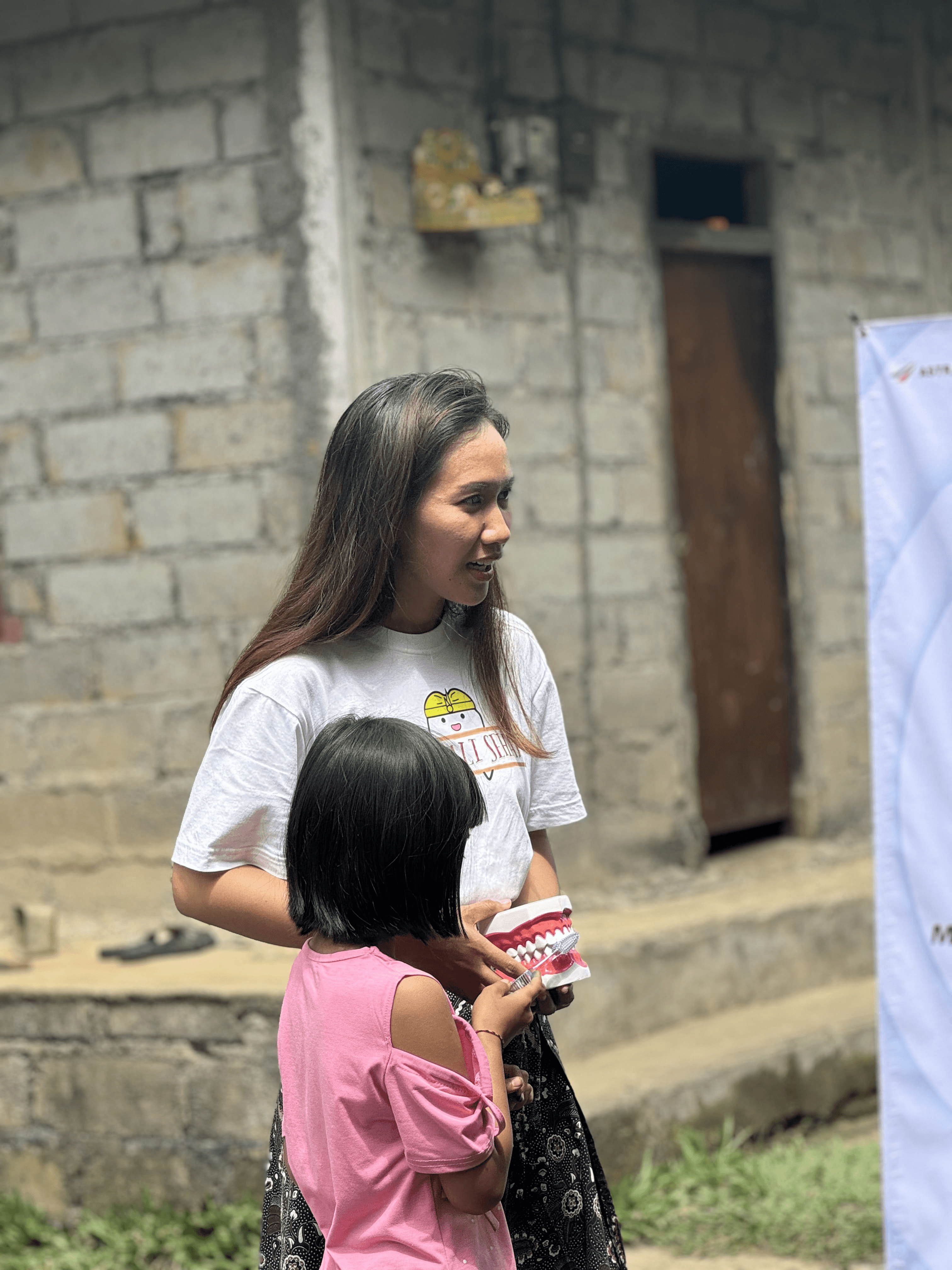 Penjelasan materi edukasi cara menggosok gigi yang baik dan benar oleh drg. Komang Ayu Sri Widyasanthi kepada anak yang mengikuti program edukasi menyikat gigi yang baik dan benar.