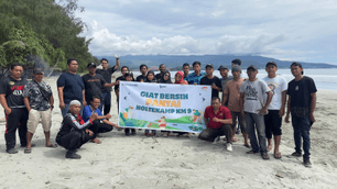 Astra Motor Papua Gelar Aksi Bersih Pantai di Holtekamp KM 9 Bersama Komunitas Bakau & PKBM