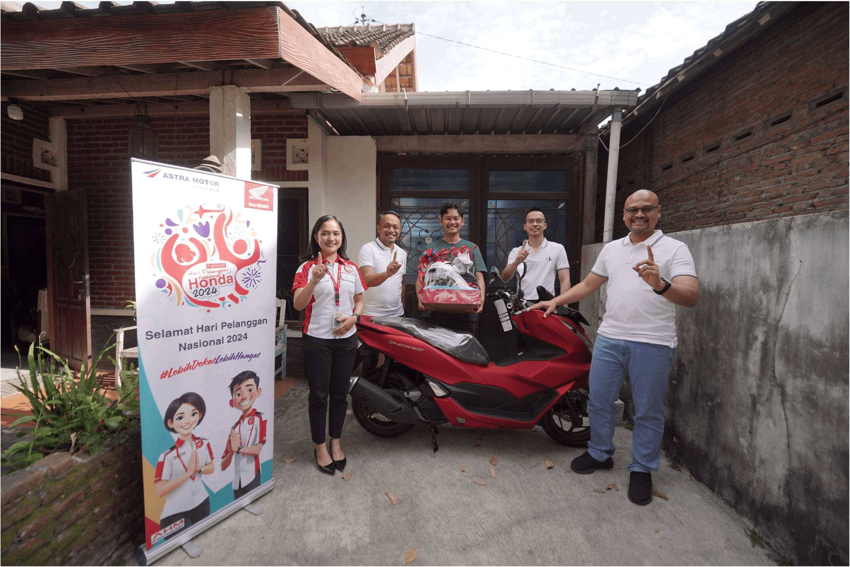 Konsumen pembeli unit sepeda motor bapak Tio Farros (tengah) bersama manajemen Astra Motor Yogyakarta dari kiri ke kanan Bapak Putu L Januara selaku Honda Customer Care Center Manager Astra Motor Yogyakarta, Bapak Henry Setiawan selaku Marketing Manager Astra Motor Yogyakarta, Bapak Visiawan Andhika selaku Technical Service Departement Manager Astra Motor Yogyakarta