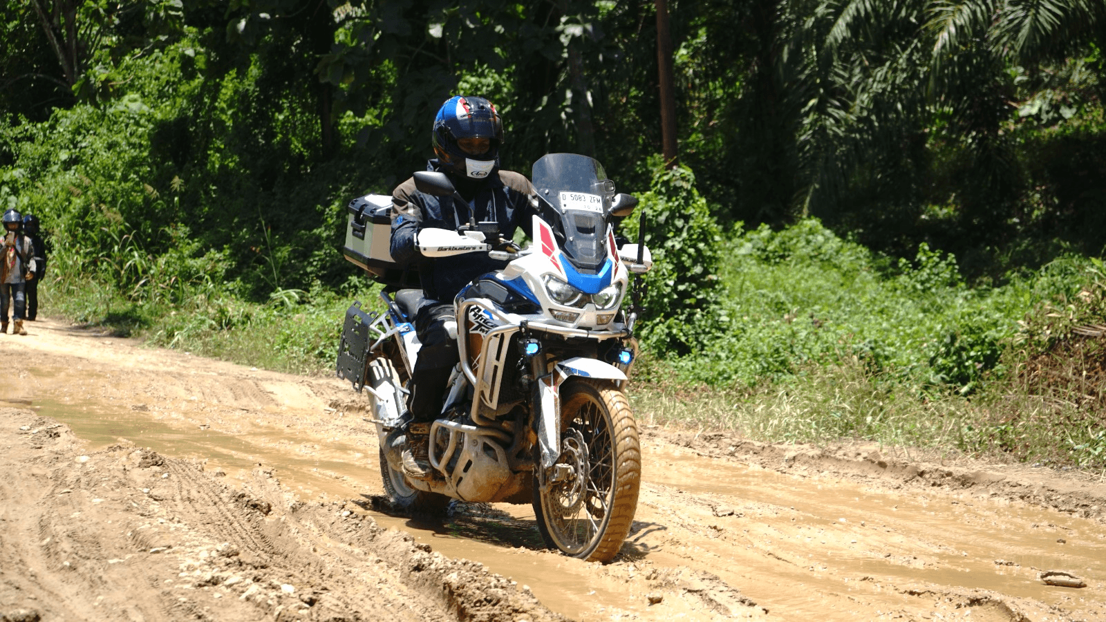 Rute touring yang dipilih jauh lebih menantang dan mempesona karena menghadirkan jalur off road dan on road sepanjang kota Palu hingga Manado (09/09/2024).