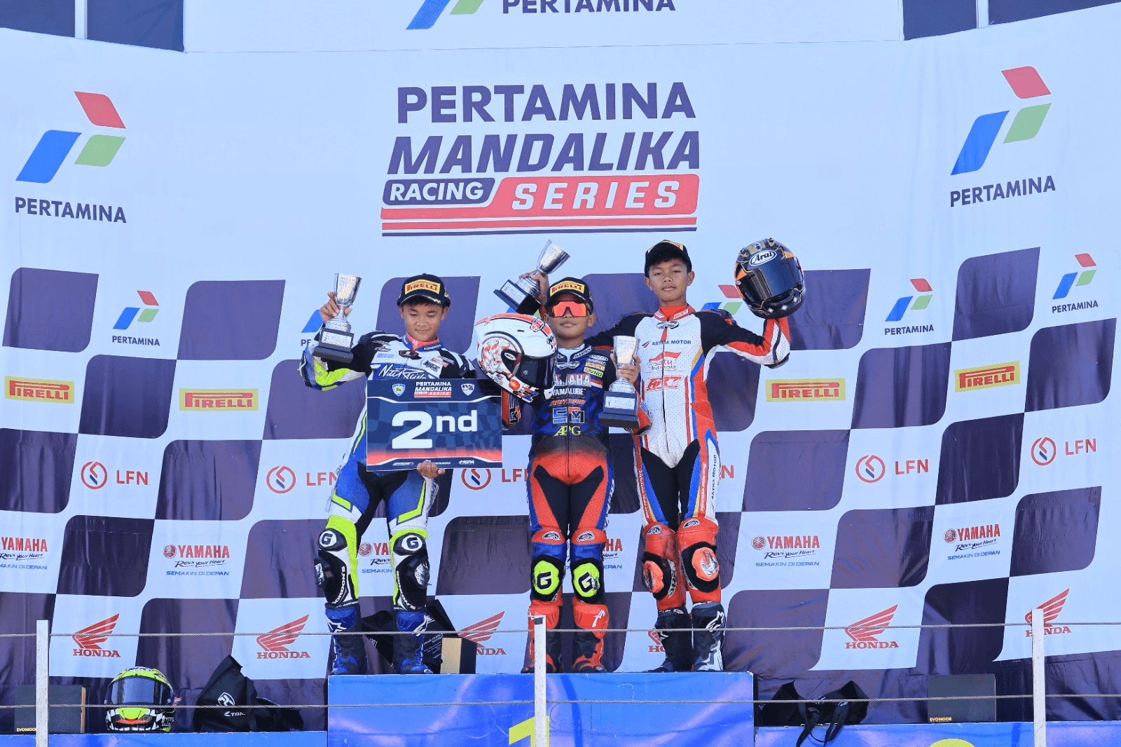 Resky Yusuf (kanan) asal ART Yogyakarta juga berhasil sumbang podium pada kelas Junior NS150 yang mengawali start dari pole position dan finish pada posisi 3