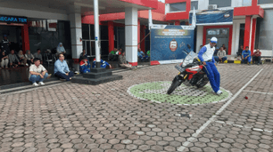 Tips Paling Aman Dalam Mengangkat Motor Saat Terjatuh