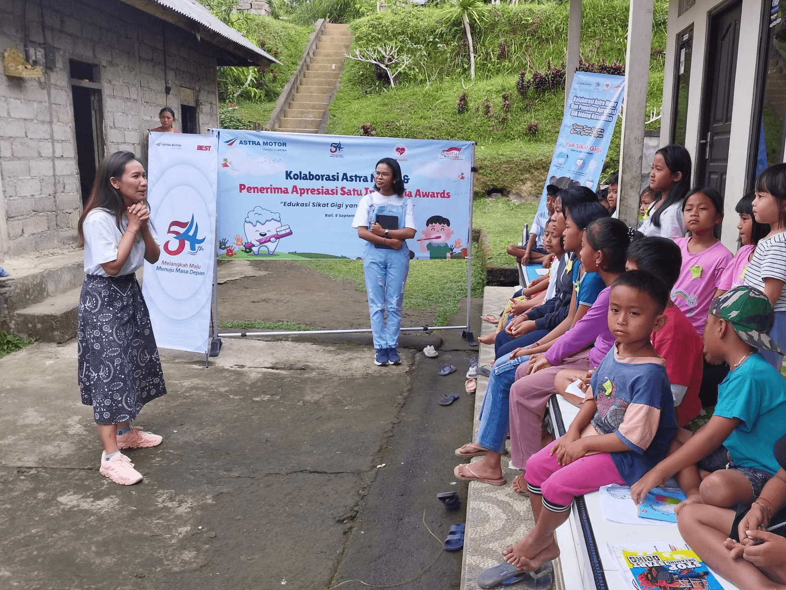 Penyampaian materi edukasi cara menyikat gigi yang baik dan benar oleh drg. Komang Ayu Sri Widyasanthi kemudian dibarengi edukasi keselamatan berkendara oleh instruktur safety riding Astra Motor Bali (12/09/2024).