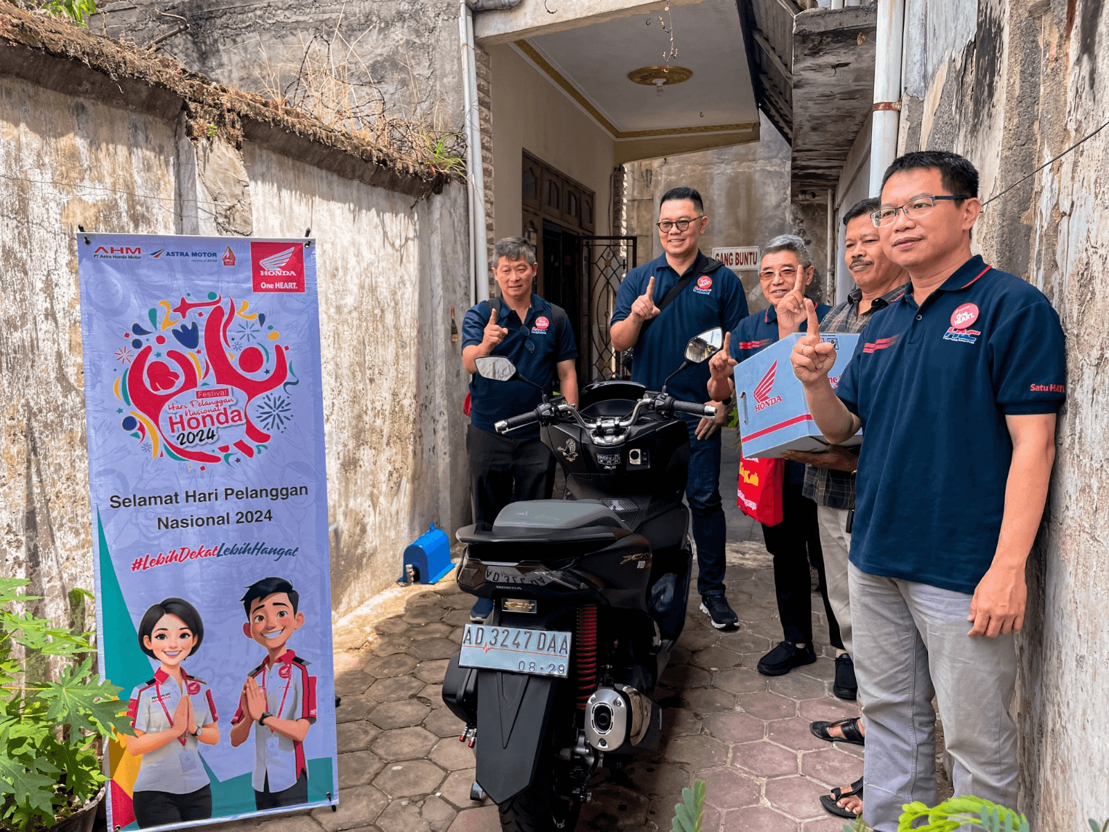 Management Astra Motor Jateng bersama dengan konsumen loyal Bapak Wahid saat melakukan service kunjung di Solo.