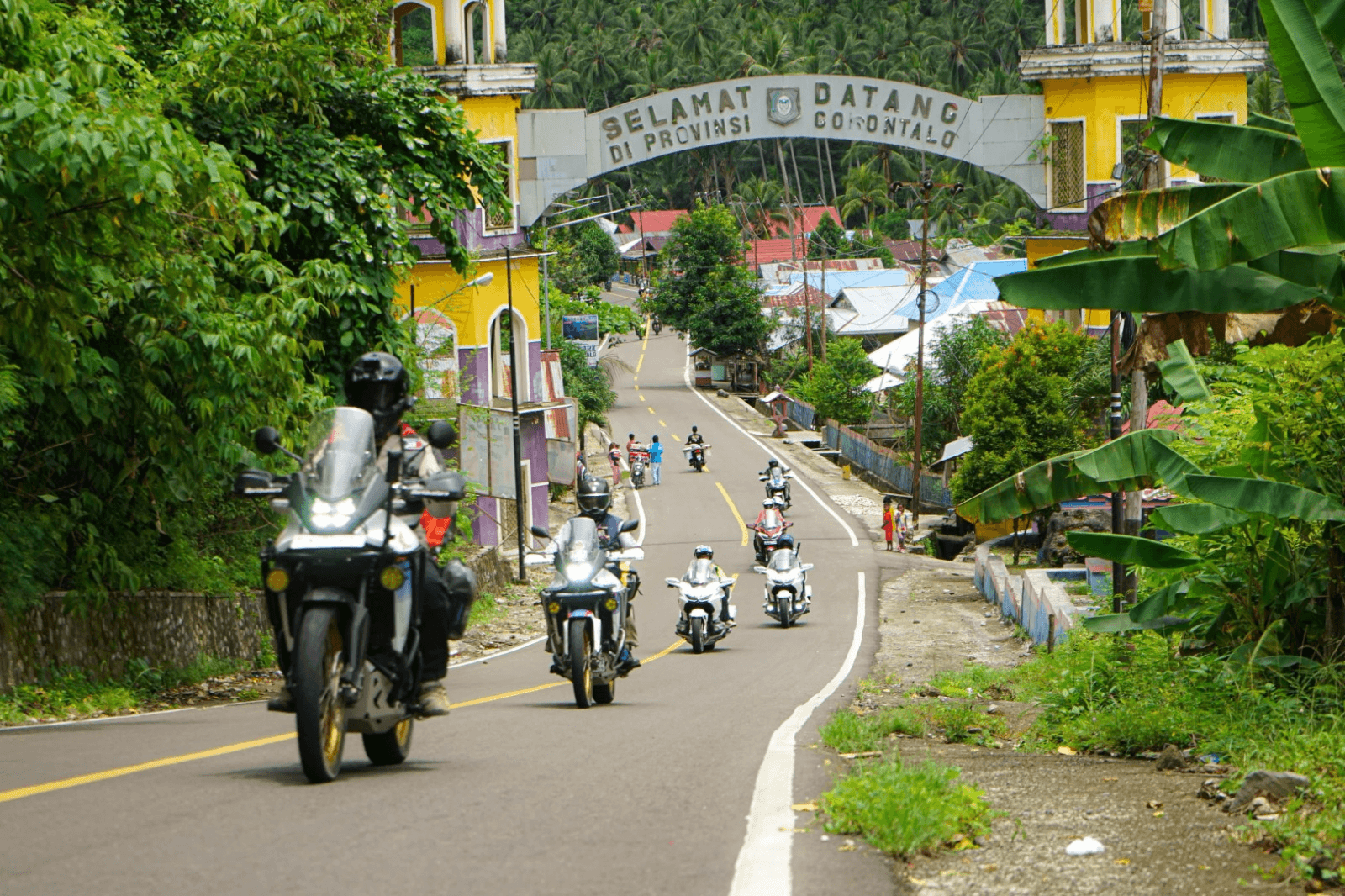 Rombongan touring Honda Big BOS melewati Gorontalo dan selanjutnya melakukan kegiatan wisata seperti mengunjungi Museum Pendaratan Pesawat Amphibi dan Benteng Otahana. Gorontalo.