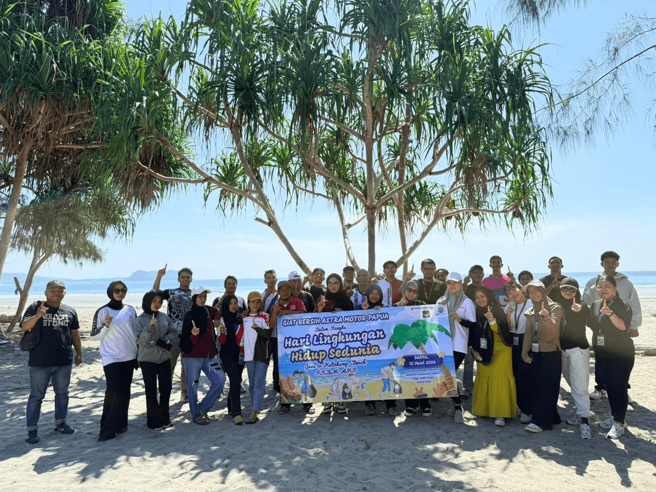 Peringati Hari Lingkungan Hidup Sedunia, Astra Motor Papua mengadakan Kegiatan Bersih Pantai Holtekamp KM 9