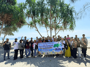Peringati Hari Lingkungan Hidup Sedunia, Astra Motor Papua mengadakan Kegiatan Bersih Pantai Holtekamp KM 9