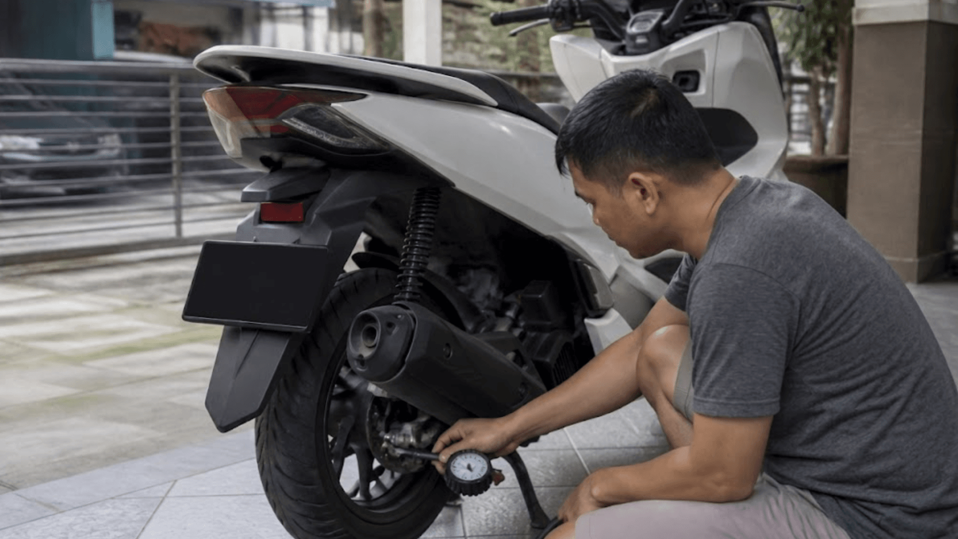 Berapa Tekanan Angin Ban Ideal Honda PCX Sebelum Dipakai Touring?