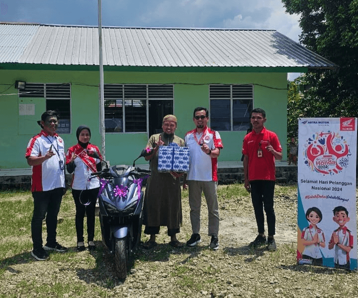 Pelanggan terpilih berfoto bersama HC3 Manager Astra Motor Papua setelah menerima pengantaran.