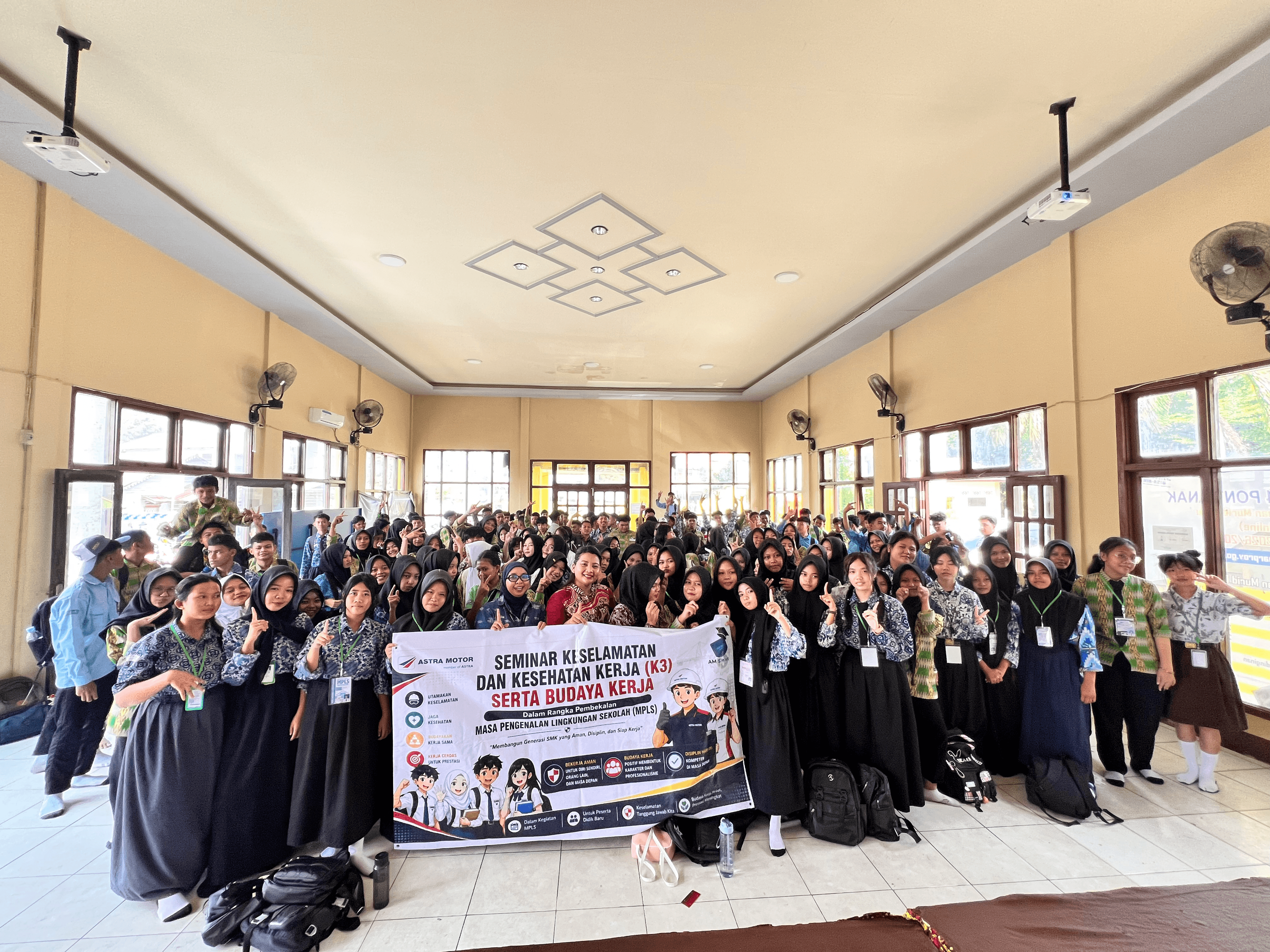 Astra Motor Kalbar Bekali 194 Siswa SMKN 4 Pontianak dengan Edukasi K3 dan Budaya Kerja