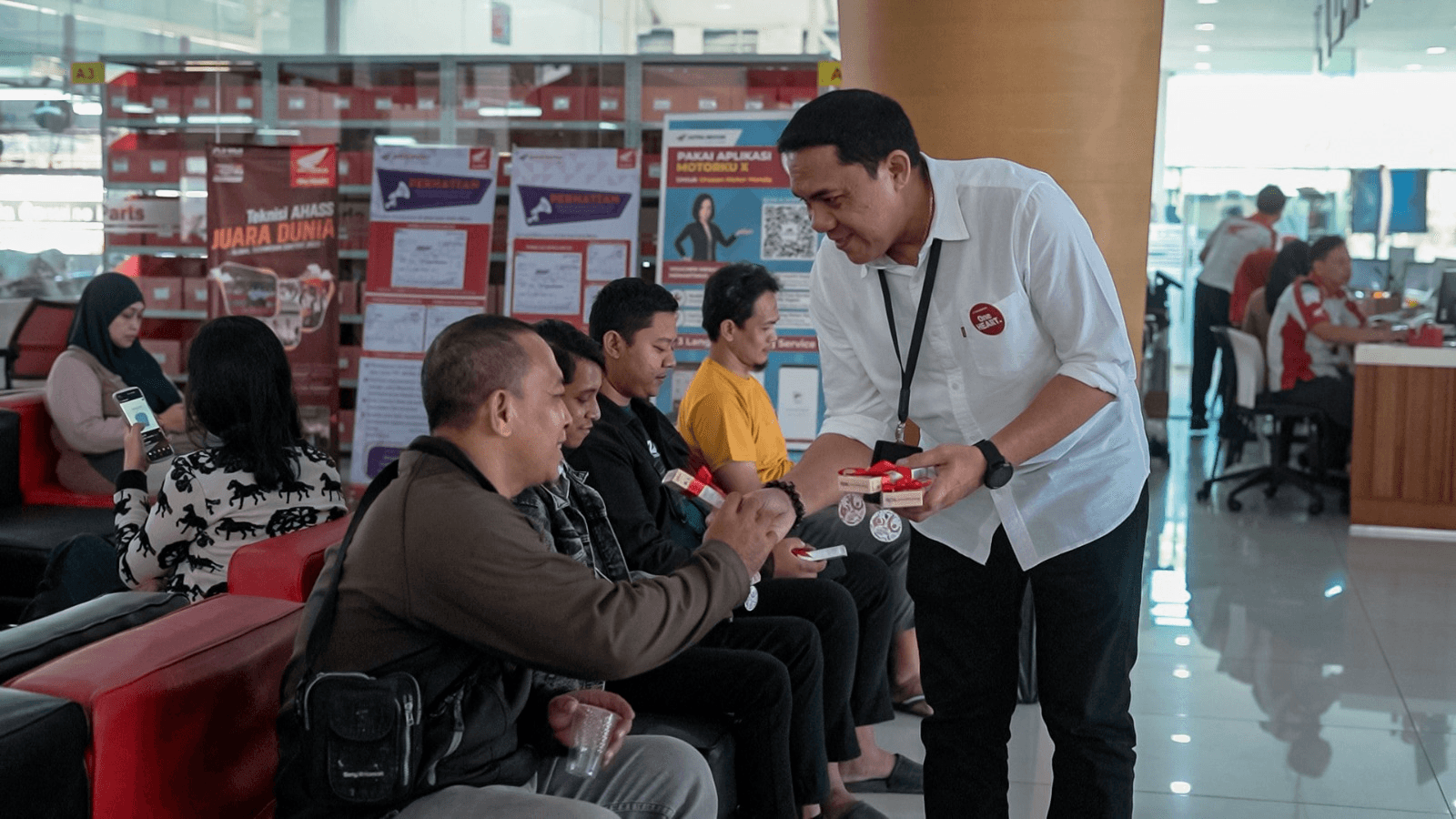 Pemberian gift kepada pelanggan showroom motor Honda oleh I Nyoman Sukadana (Administration & Finance Manager Astra Motor Jateng)